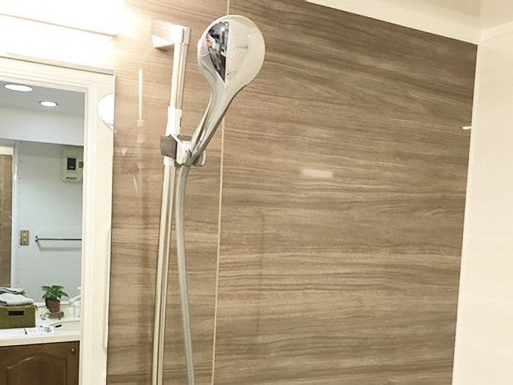 片手で簡単にシャワーを最適な位置に変えられる、フルウォールシャワーです。<br>高さ調節、角度調節を自由に行えます。