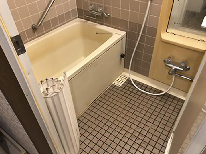 工事前の浴室は壁に目地があるとお手入れが大変ですよね。