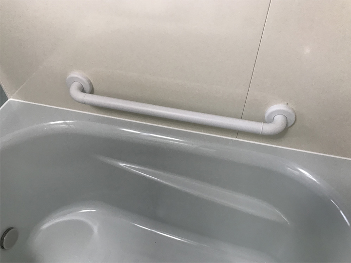 浴槽横に手すりを設置しました！<br>手すりがあることで立ち座りの動作も安定します。<br>安心して利用できる浴室になりました。