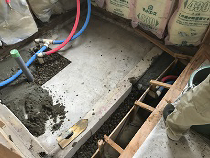 浴室解体後、土間コンクリート工事もしっかり行います。