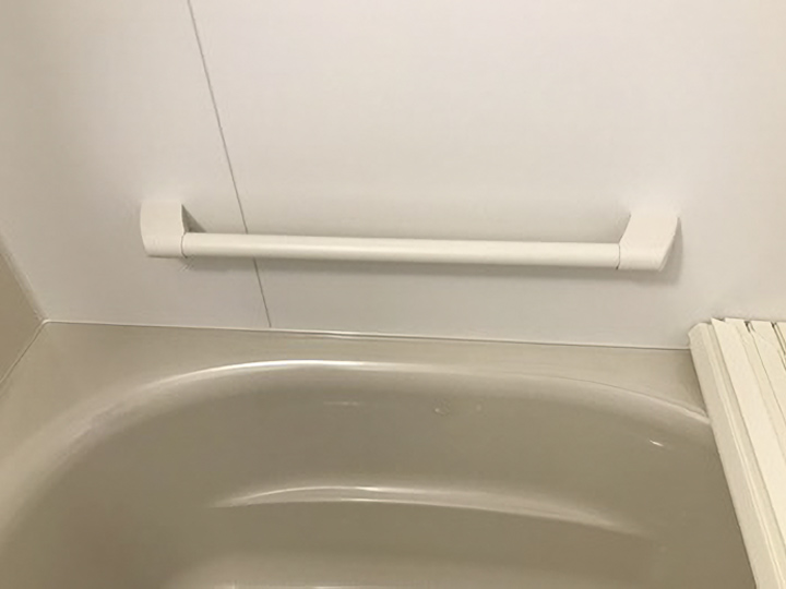 浴槽横には手摺りも設置しました。