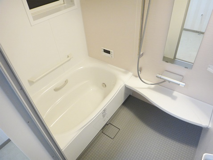 今回はLIXILのアライズZタイプをお選びいただきました。<br>サッシも全体に合わせて白で明るい浴室になりました！