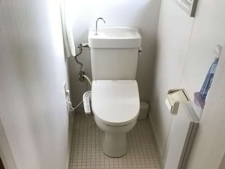 施工前のトイレの様子です。<br>きれいに使用されてますが、調子が悪くなってきているので最新のトイレにリフォームします。