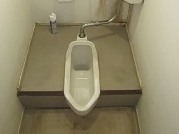 段差のある和式のトイレです。