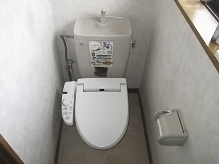 施工前のトイレのお写真です。<br />
トイレの使い勝手の悪さと、水撥ねした壁紙や床の汚れにお悩みでした。