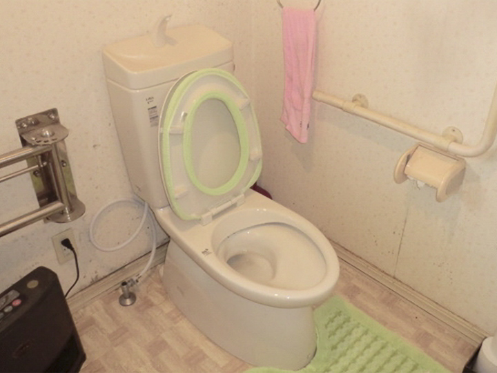 こちらが設置後のトイレです。<br>便器下が凹凸なくつるんとしたデザインですのでお掃除も楽になりますね。