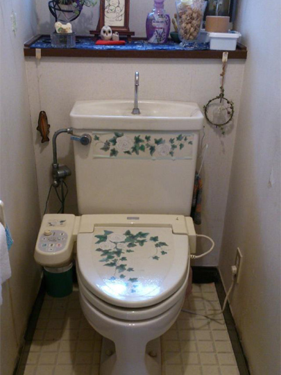 現在のお家を建てられた時から使用されているトイレです。<br>ジワ～と水が滲み出てきていたそうです。
