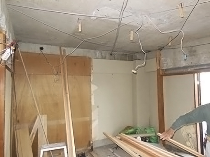 天井・床の解体後、壁下地工事やまわり緑の取り付けをしていきます。
