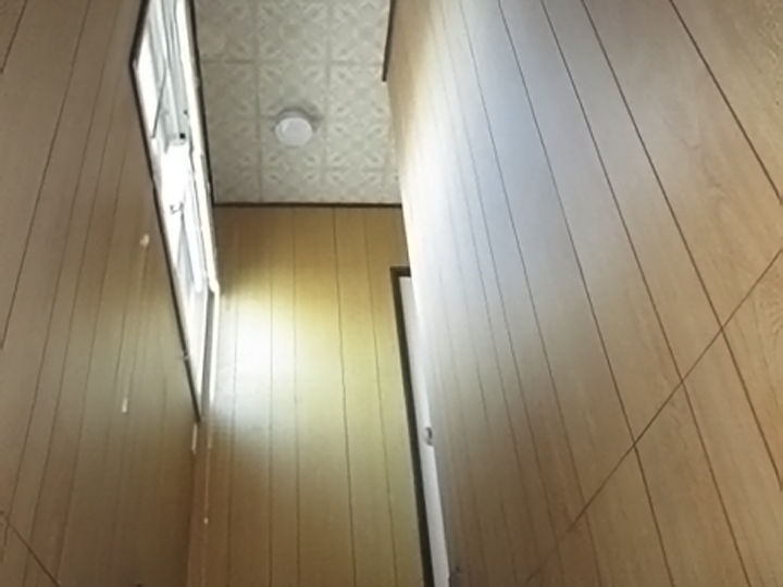 2階、廊下も同じく木目模様です。