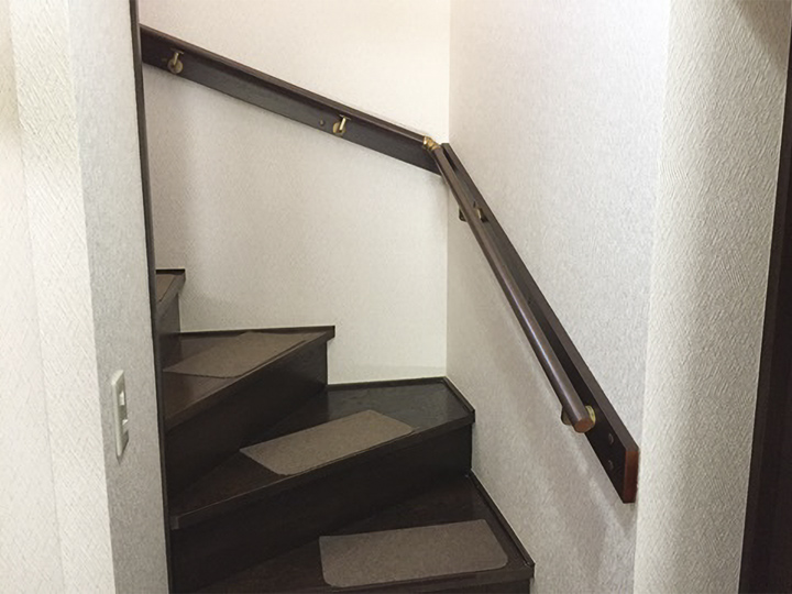 施工後の階段のお写真です。<br>手摺りが付いてどんな方でも安心して階段を上り下りできるようになりました。