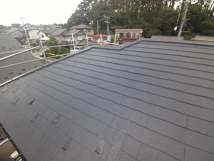 屋根も高圧洗浄で汚れをすべて落としてから塗装することで、見違えたようにきれいになりました。