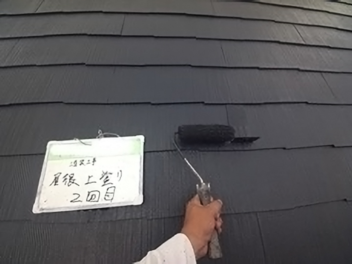屋根の上塗り2回目です。<br />
ツートンカラーの外壁が映えるように、シックな黒色に塗装していきます。