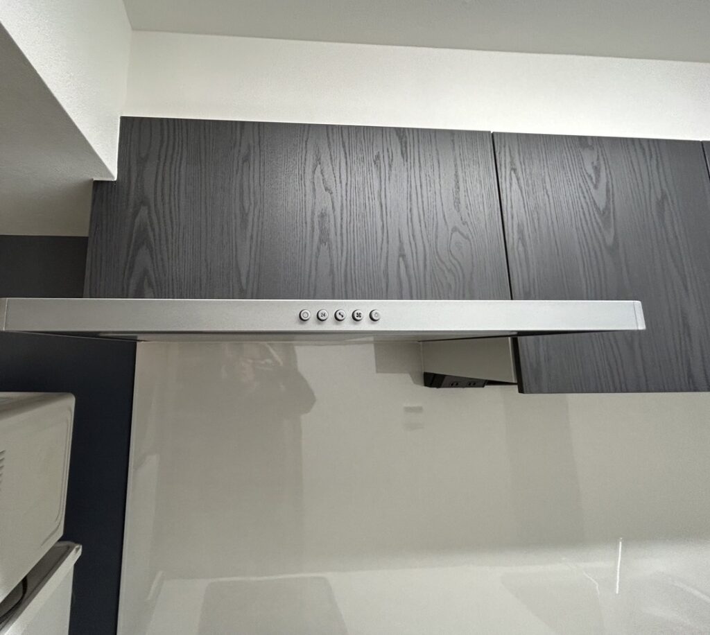 レンジフードはLIXILのお手入れが簡単な「ASRタイプ」を採用しました。凹凸の少ないスリムなデザインで、油汚れもサッと拭き取れます。