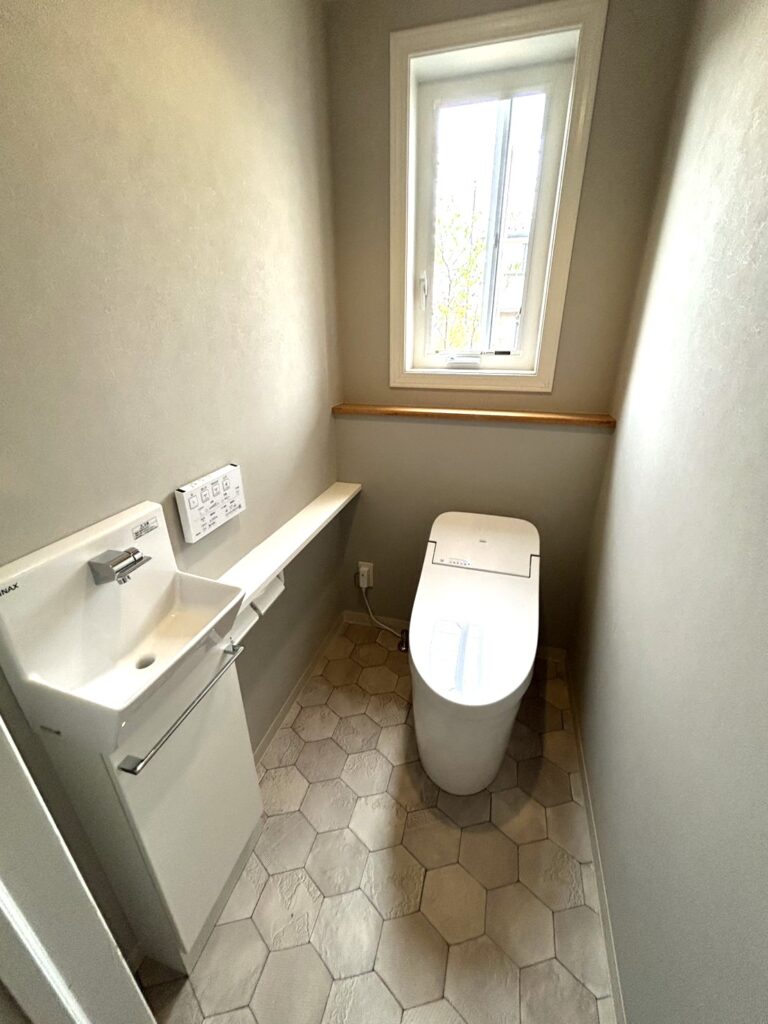 1階にはタンクレストイレ「TOTO GG1」と、省スペースな「LIXIL コフレルスリム」を設置。空間がすっきりと広くなりました。GG1は少ない水でパワフルに洗浄する節水トイレなので、家計にも環境にも優しいのが特長です。