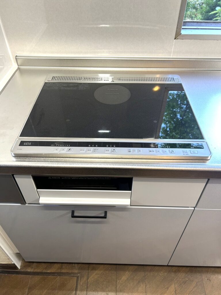 最新のIHクッキングヒーターは、お手入れが簡単で安全性が高く、火力も十分です。フラットなデザインで、見た目もスタイリッシュになりました。