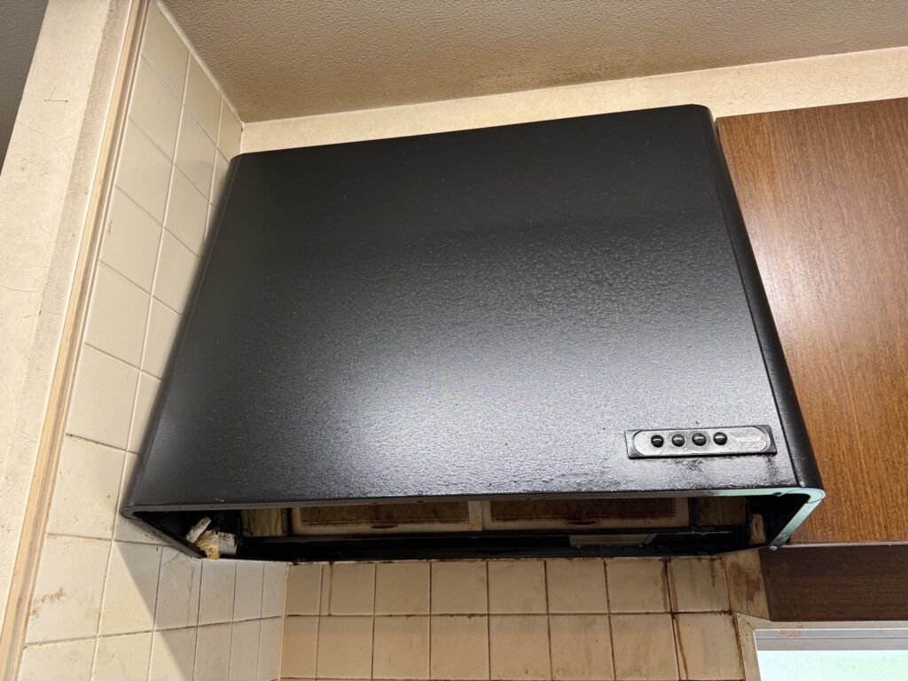 旧式のレンジフードは吸い込みが悪く、油汚れも落ちにくいため、お掃除にも手間がかかっていました。