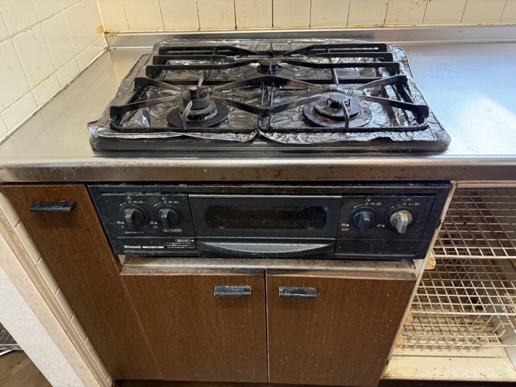 旧式のガスコンロは清掃が大変で、油汚れなども目立ち、使いづらさが気になっておられました。