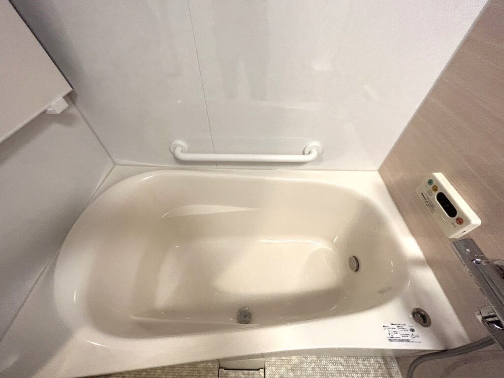 TOTOのWYシリーズは、限られたマンションの浴室スペースでも最大限の広さを確保できるよう設計されています。足を伸ばしてゆったりと浸かれる浴槽で、一日の疲れを癒やすリラックス空間が生まれました。