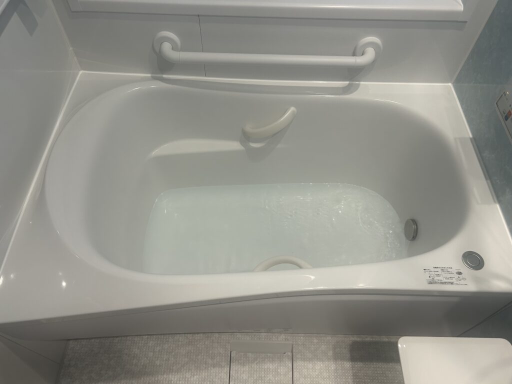 TOTOサザナの「魔法びん浴槽」は、お湯が冷めにくいため追い焚きの回数が減り経済的です。浴槽内や洗い場に手すりを設置し、立ち座りの動作も安全に行えるよう配慮しました。