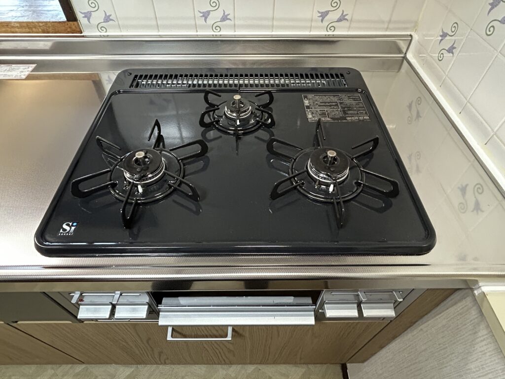 LIXIL「シエラS」に搭載された新しいガスコンロは、凹凸の少ないフラットなトッププレートが特徴です。吹きこぼれや油汚れもサッと拭き取れるため、毎日のお手入れが格段に楽になります。