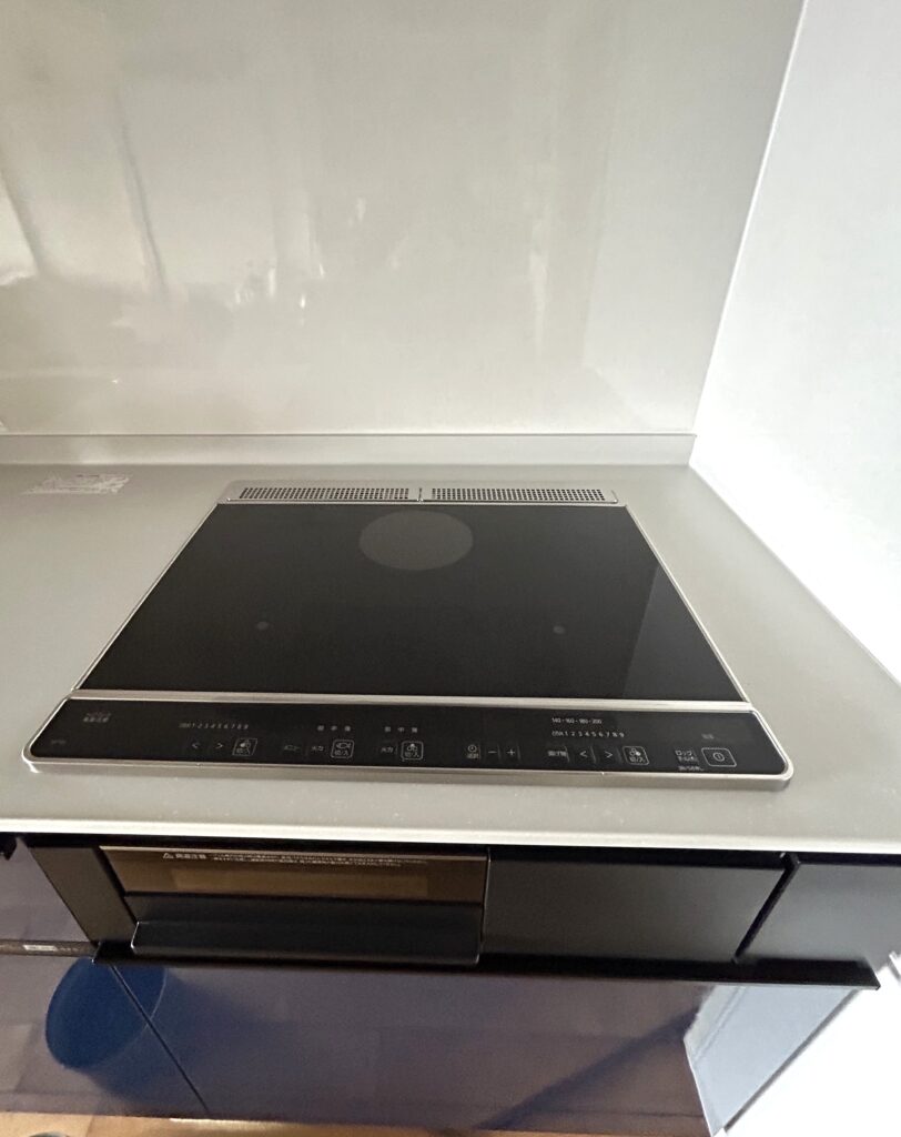 新しいコンロはIHクッキングヒーターになりました。トッププレートがフラットなため、調理後の油はねもサッと一拭きで完了します。火を使わないので、夏場の調理も快適になったとO様にお喜びいただけました。