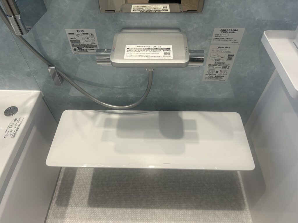 カウンターは壁から離れたTOTO独自の「お掃除ラクラクカウンター」です。カウンターの奥や側面にスポンジが届きやすく、面倒なカウンター周りのお掃除が簡単になりました。