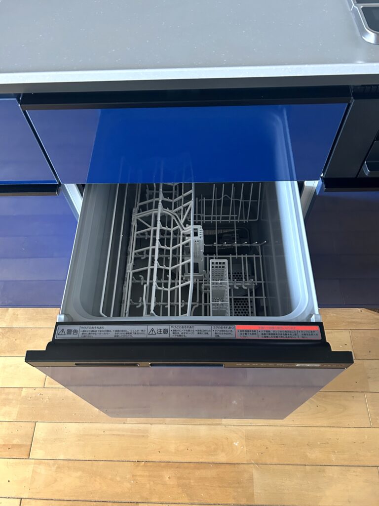 卓上型からビルトイン食洗機に変更したことで、ワークトップが広々と使えるようになりました。LIXILシエラSはキャビネットと食洗機のデザインが統一されており、キッチン全体に一体感が生まれます。