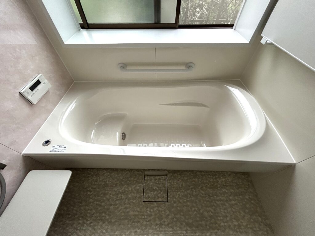 TOTOサザナの「魔法びん浴槽」は高い保温性を誇り、お湯が冷めにくくなりました。また、節水に配慮しつつもゆったりと入れる浴槽形状です。