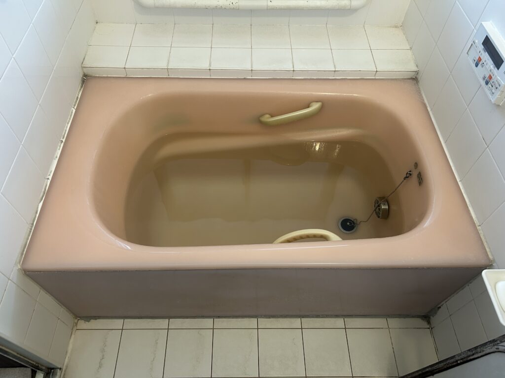 長年ご使用された浴槽は、経年による汚れが目立ち始めていました。また、浴槽をまたぐ際の高さも少し気になるとのことでした。