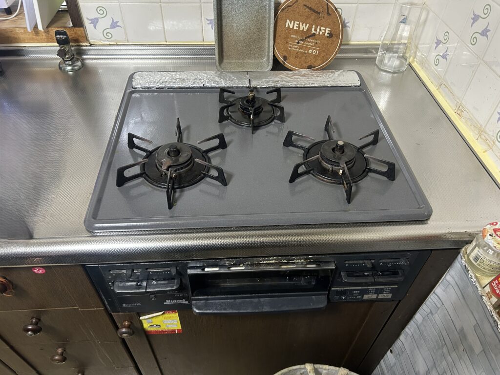 長年ご使用されたガスコンロは、五徳の周りに油汚れがこびりつき、お掃除が非常に大変な状態でした。「最新のコンロでお手入れを楽にしたい」という点が、K様の具体的なご要望の一つでした。