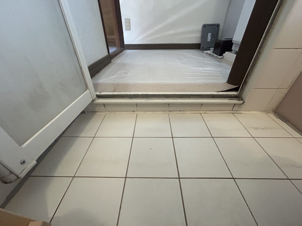 浴室の出入口には高い段差がありました。つまずきや転倒の危険があり、毎日の入浴で気を遣うため、バリアフリー化がご要望でした。