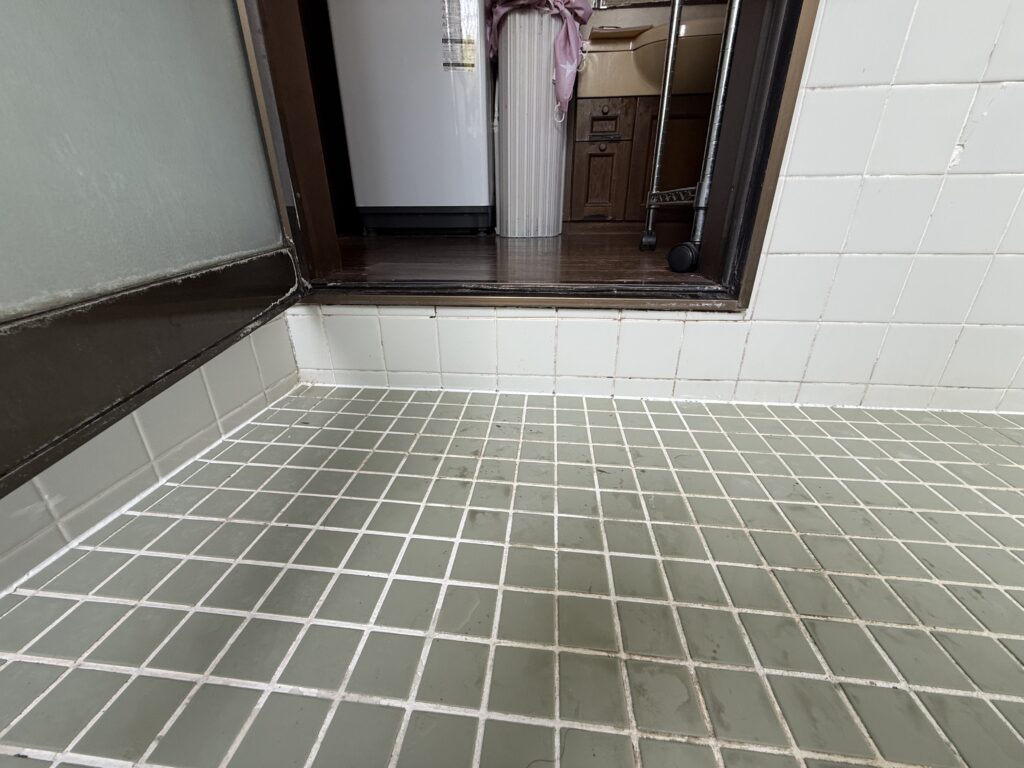 壁や床もすべてタイル張りであったため、冬場は非常に冷え込むのがK様のお悩みでした。また出入り口には大きな段差があり、転倒のリスクが高い状態でした。