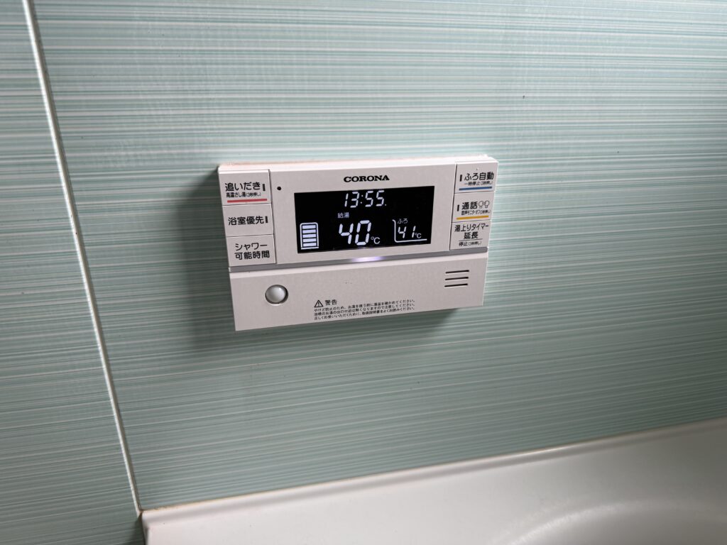 新しいコロナ製エコキュートCTU-37AZ1の浴室リモコンです。大きな液晶画面で現在時刻や設定温度がひと目で確認でき、操作性が格段に向上しました。ボタンもシンプルで分かりやすいです。