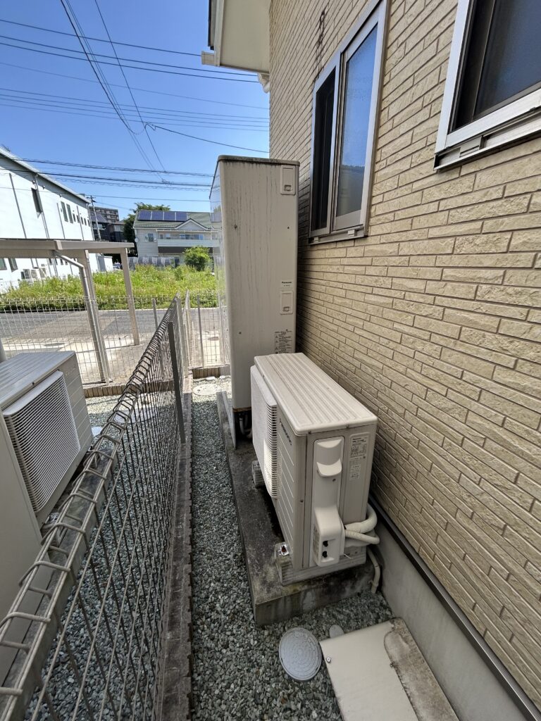 こちらが交換前のPanasonic製エコキュートです。長年ご使用されており、経年による性能低下が見られました。新しいTOTOシンラの機能を最大限に活かすためにも、この機会に最新機種への交換をご提案しました。