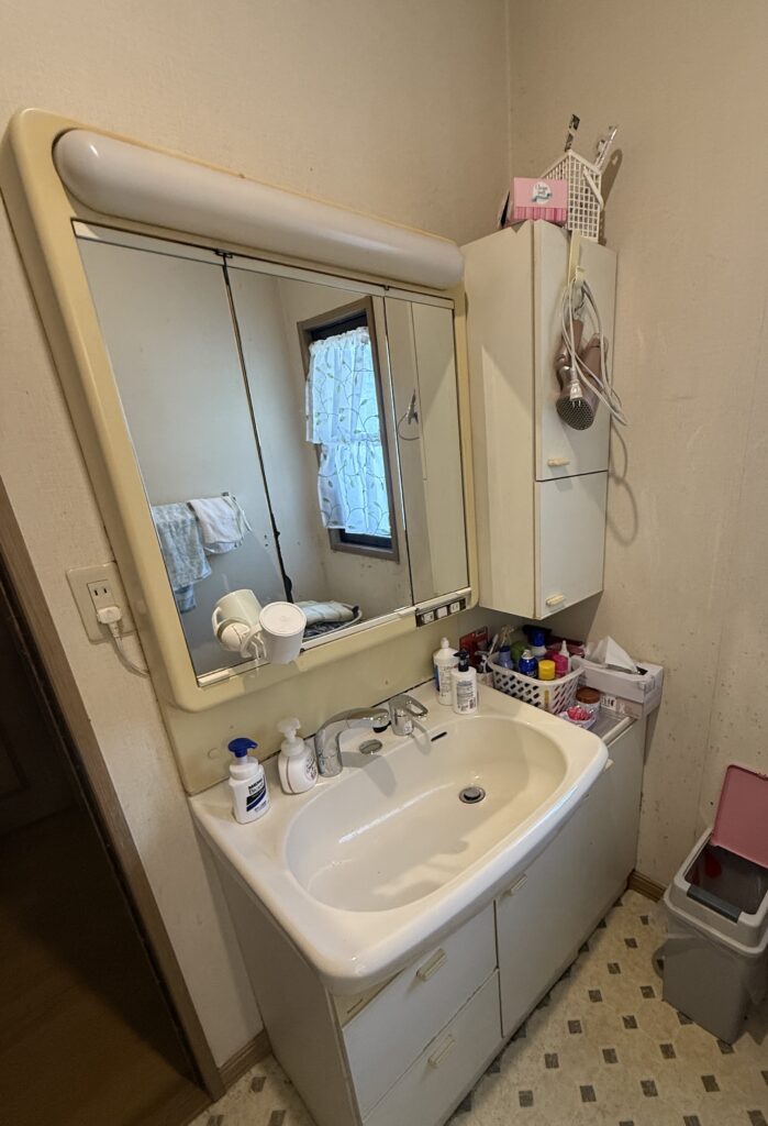 施工前の洗面化粧台です。収納量が少なく、ボウルも小さいため使い勝手に課題がありました。経年による汚れも目立っていました。