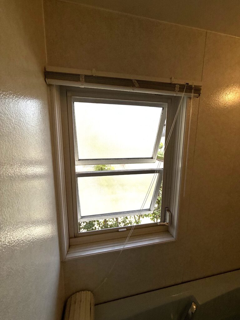 既存の浴室窓です。単板ガラスのアルミサッシだったため断熱性が低く、冬は結露と冷気の主な原因となっていました。