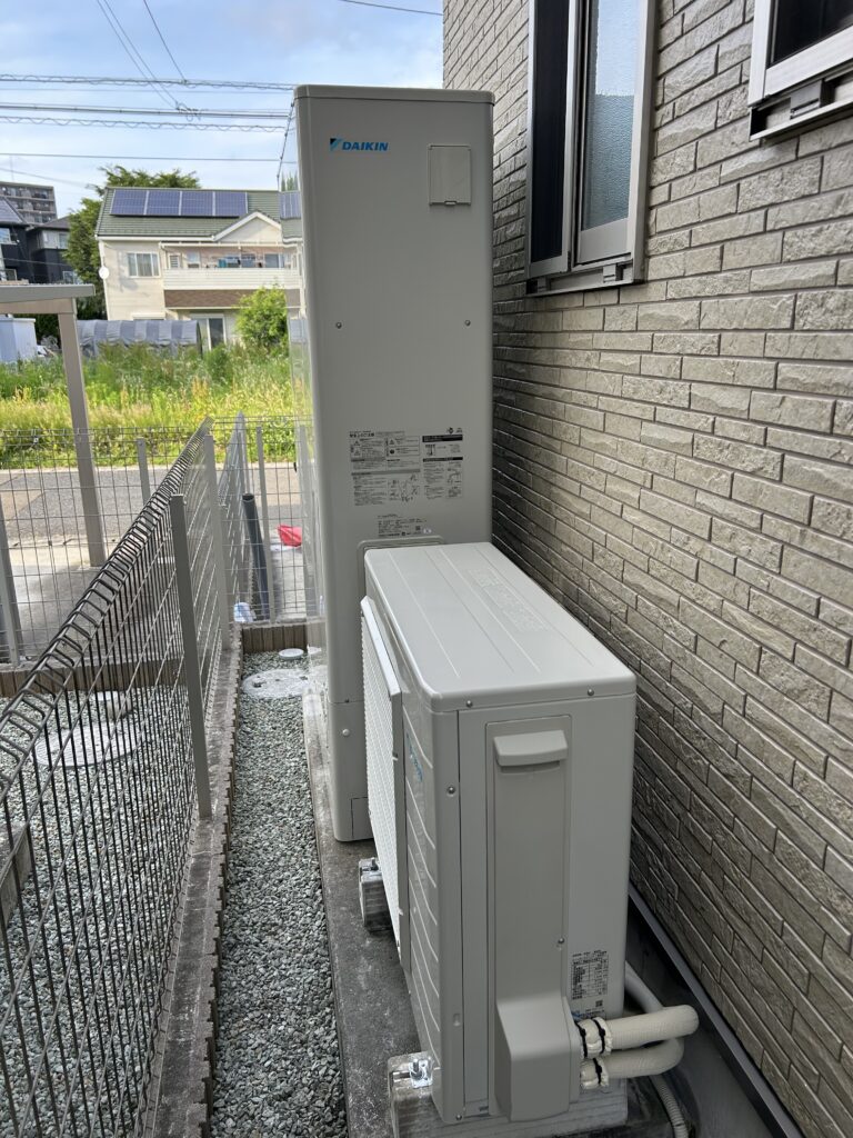 給湯器はダイキンの薄型エコキュート「EQA37YFTV」に交換しました。夜間の割安な電力でお湯を沸かすため、月々の光熱費削減に繋がります。弊社サイトホームでは、このような隣家との間の狭小スペースにも、経験豊富なスタッフが確実な設置を行います。