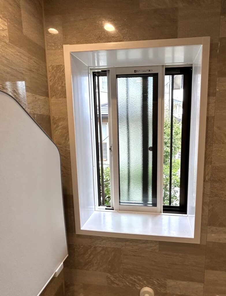 YKK APの高断熱窓「エピソードⅡ NEO」に交換。複層ガラスが外の冷気をシャットアウトし、結露の発生を大幅に抑制します。