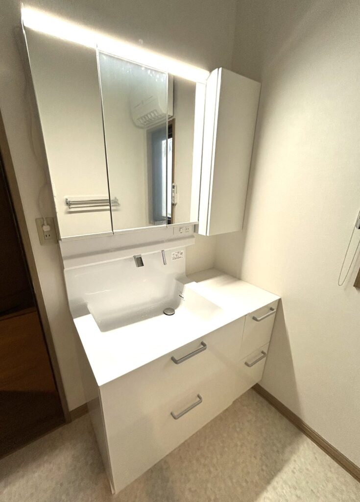 TOTOの洗面化粧台「オクターブライト」は、掃除しやすい「すべり台ボウル」と大容量の収納が特徴。スッキリと美しい空間になりました。