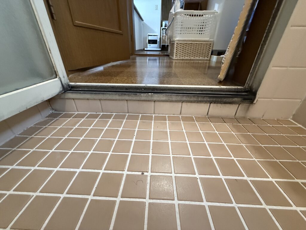 脱衣所と洗い場の間には大きな段差がありました。この段差はつまずきの原因となり危険なため、リフォームで解消したいとのご要望がありました。新しいユニットバスではバリアフリー化を目指します。