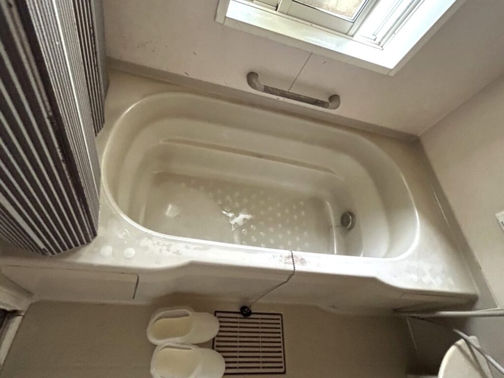 こちらが施工前の浴槽です。現在の浴槽に比べると断熱性が低く、お湯が冷めやすいのがお悩みでした。また、床の溝が深く、お手入れのしにくさも課題となっていました。