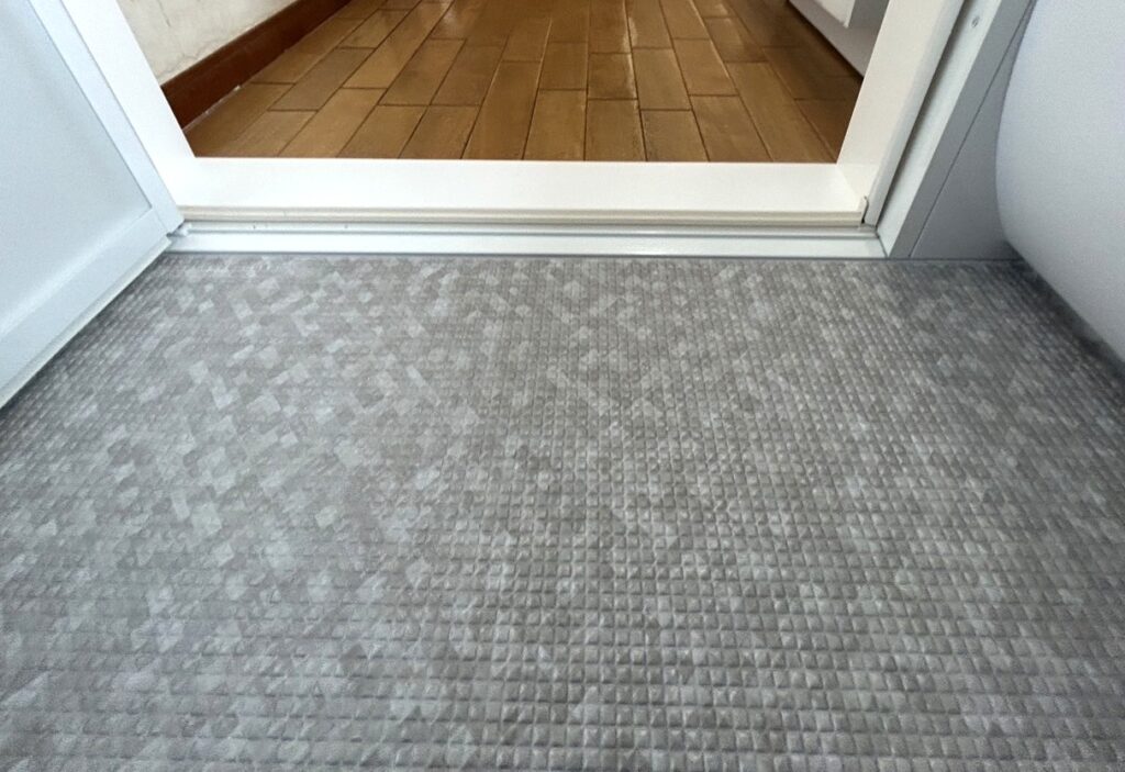 TOTOサザナの「ほっカラリ床」は、畳のような柔らかさで衝撃を吸収し、冬場の一歩目もヒヤッとしません。水はけも抜群でカビの発生を抑えます。出入口の段差も解消され、Y様も安心して使える浴室になりました。