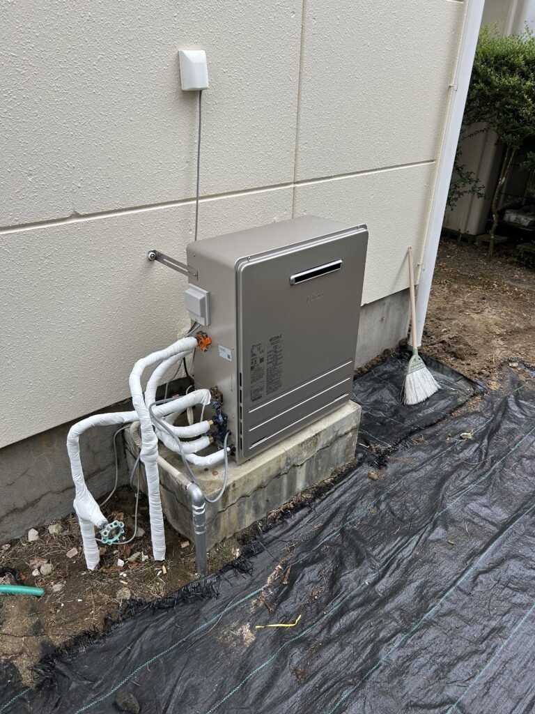 給湯器はパロマの高効率ガスふろ給湯器「エコジョーズ」FH-E2012SARLに交換しました。少ないガス量で効率よくお湯を沸かすため、環境に優しくガス代の節約に繋がります。配管も断熱材をきれいに巻き直し、丁寧に仕上げました。