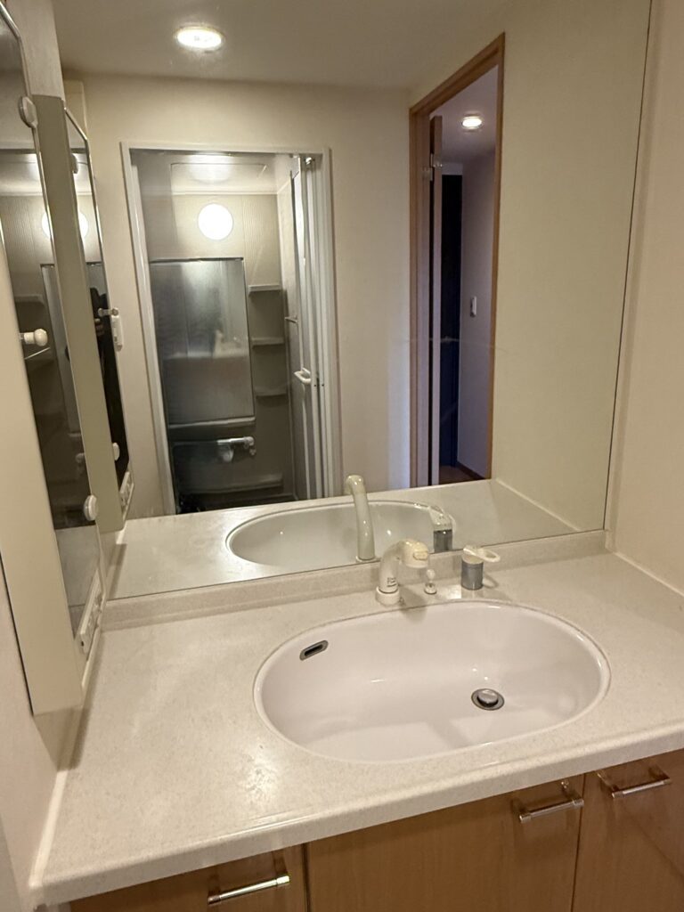 リフォーム前の洗面化粧台です。収納スペースが限らており、ボウルも小さく使い勝手にご不便を感じていらっしゃいました。デザインも一新したいとのご要望でした。