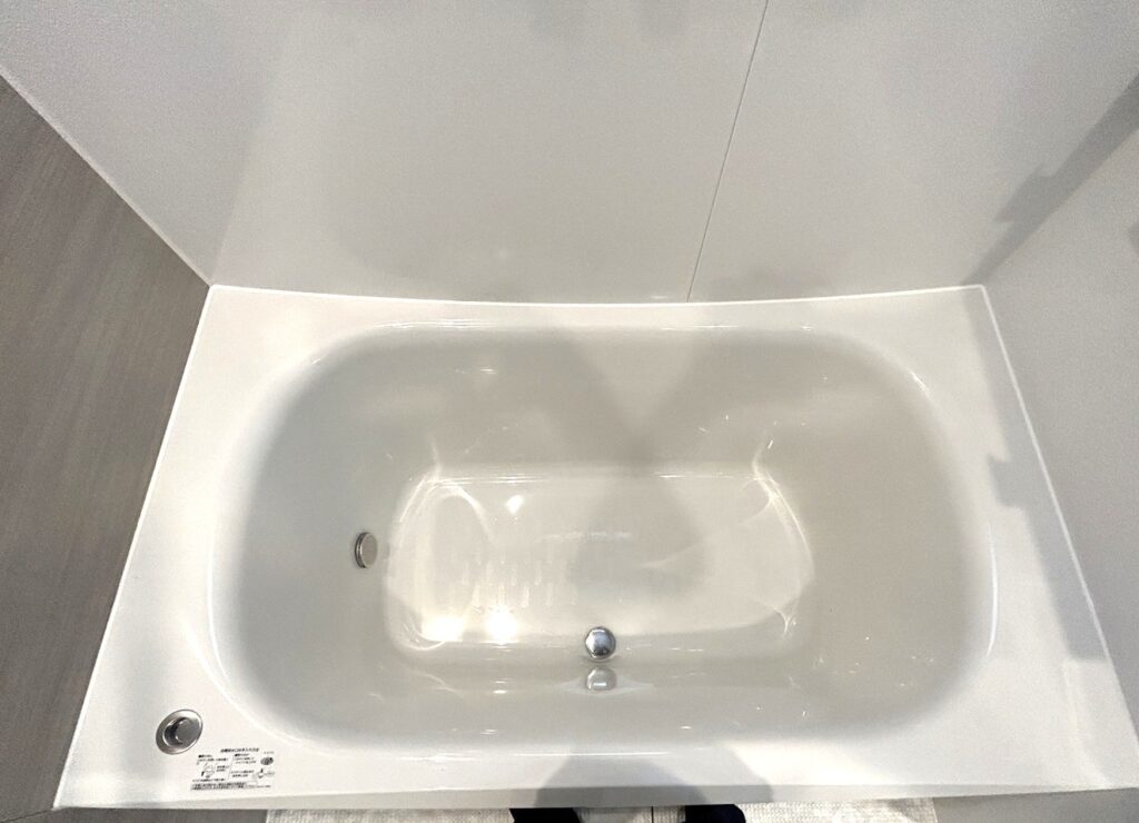 TOTOのWYシリーズに採用されている「魔法びん浴槽」は、お湯が冷めにくく経済的です。4時間後の温度低下を2.5℃以内に抑えるので、ご家族の入浴時間がずれても追いだきの回数が減り、光熱費の節約に繋がります。