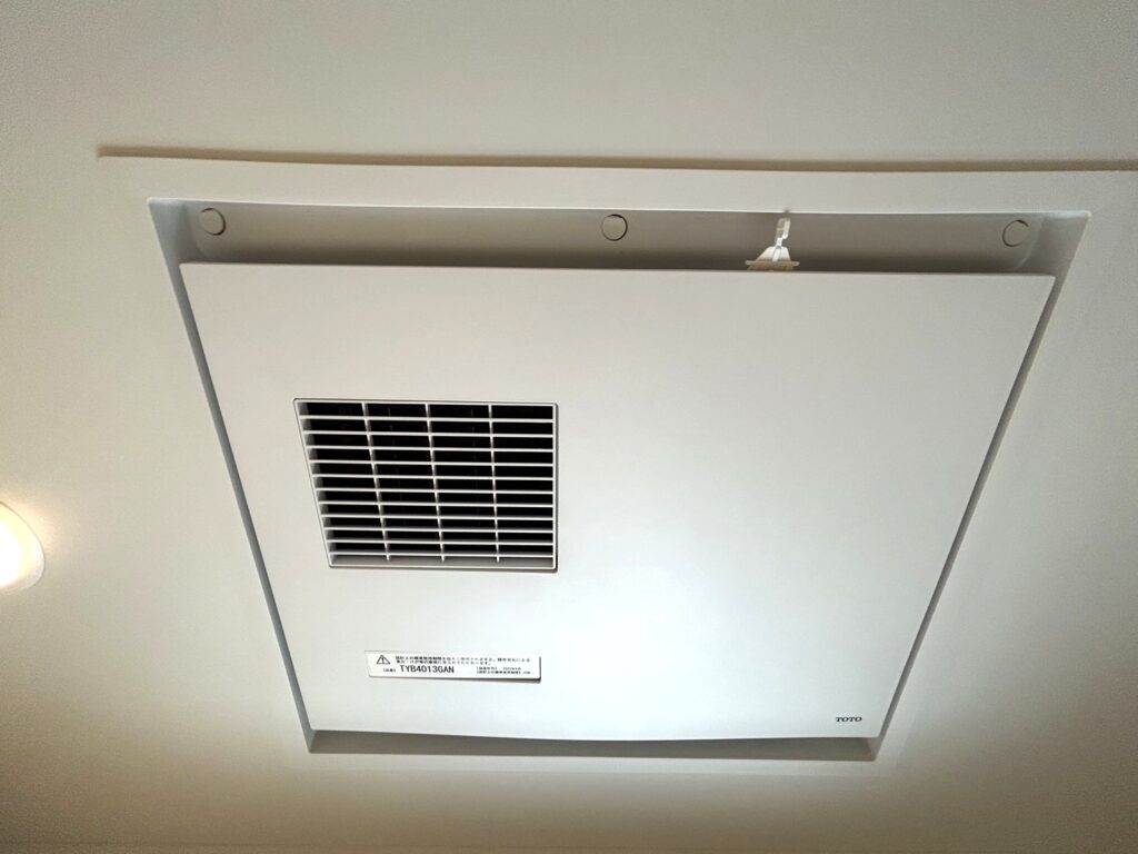 TOTOの換気乾燥暖房機「三乾王」を設置しました。冬場の入浴前に浴室内を暖める暖房機能や、梅雨時に洗濯物を乾かせる乾燥機能が便利です。