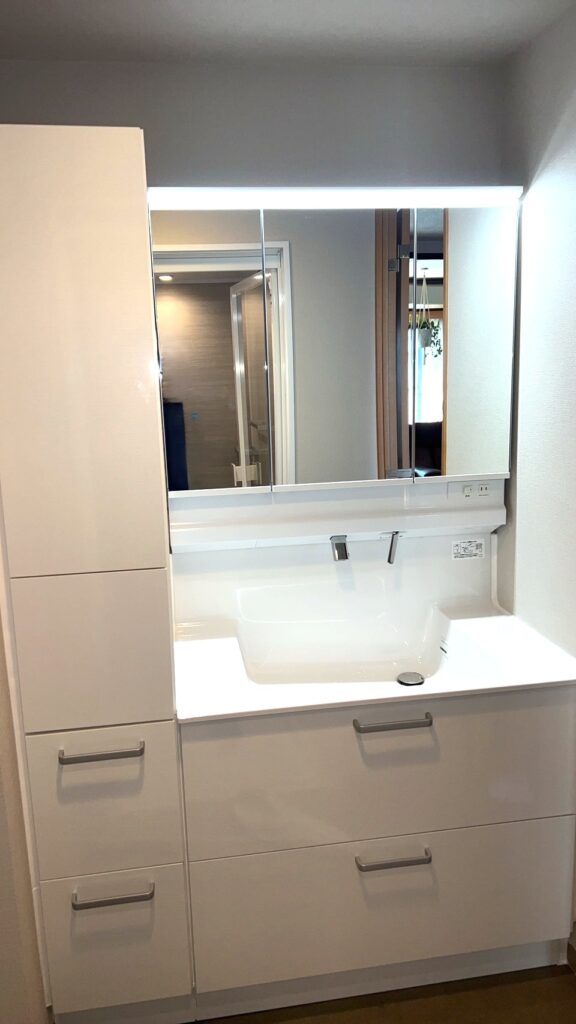 TOTOの洗面化粧台「オクターブライト」は、収納力が格段に向上しました。三面鏡の裏や引き出しにたっぷり収納できるため、カウンター周りがすっきりします。LED照明が顔を明るく照らし、お手入れも簡単です。