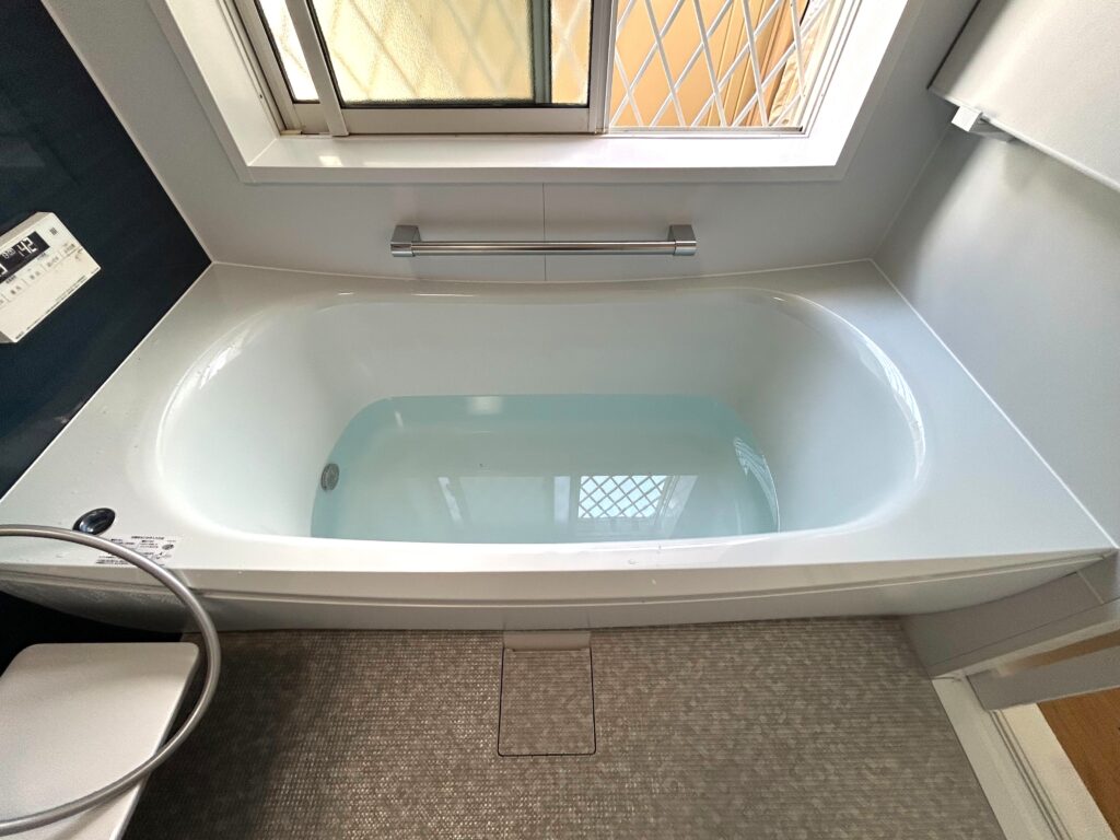 TOTOサザナの「魔法びん浴槽」は、お湯が冷めにくい高断熱構造が特徴です。追いだきの回数が減るため、光熱費の節約にも繋がります。ご家族の入浴時間がバラバラでも、温かいお風呂に入れます。