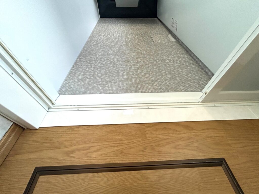 TOTOサザナの「ほっカラリ床」は、畳のような柔らかい踏み心地で、断熱性に優れているため冬場の一歩目もヒヤッとしません。また、水はけが良く乾きやすいので、カビの発生を抑える効果も期待できます。入口の段差も解消され、安全に入浴できるようになりました。