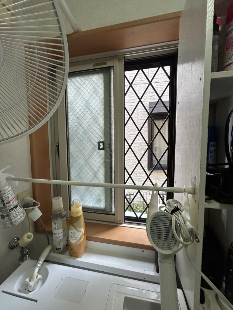 洗面所の既存の窓です。一枚ガラスのアルミサッシだったため断熱性が低く、冬場の冷え込みや結露の原因となっていました。